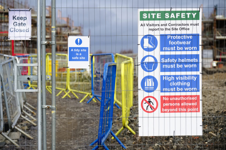 considerations-when-using-construction-fence-signage-apex-signage